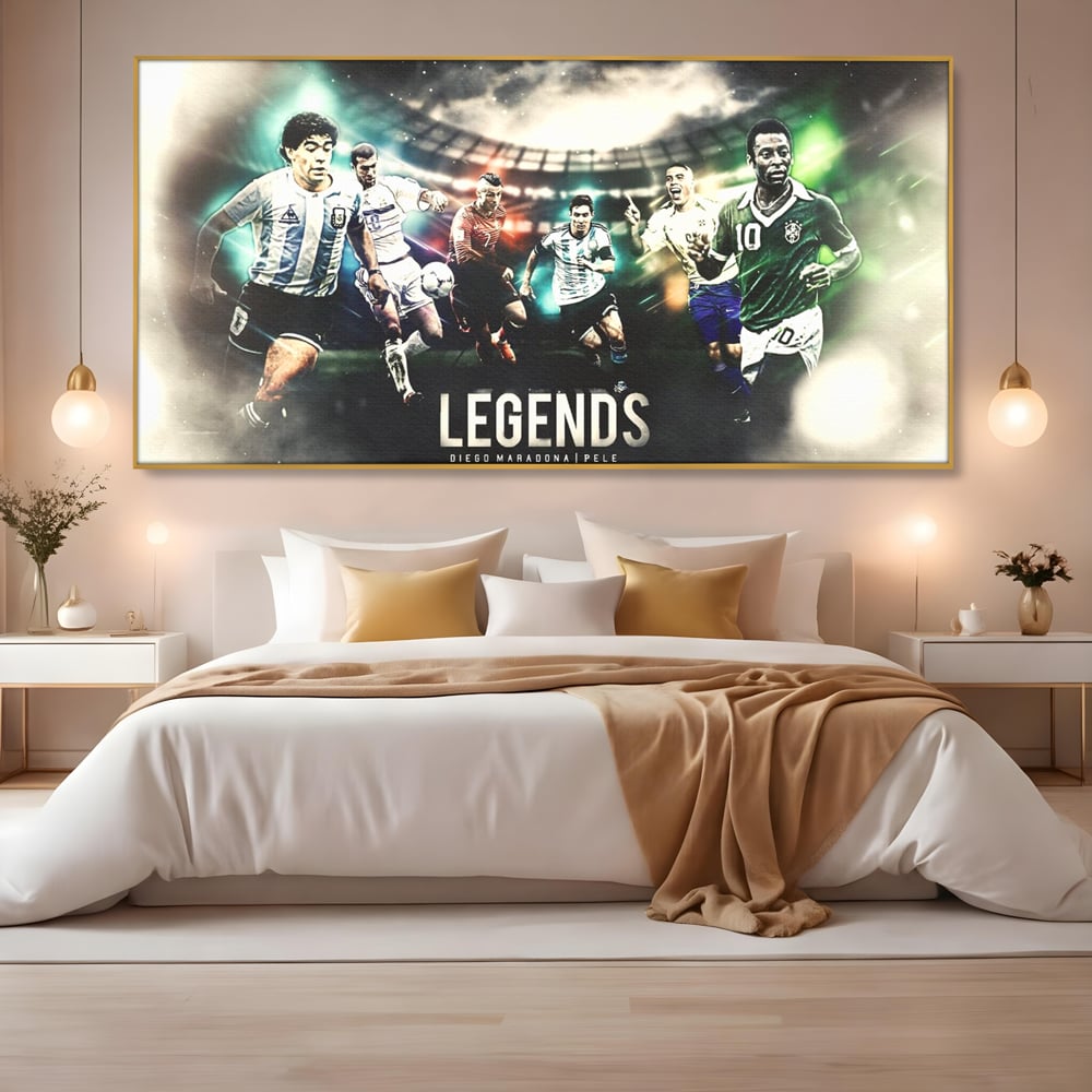 Tablou canvas cu tablou canvas cu legendele fotbalului, in rama de aluminiu auriu, pe perete intr-un dormitor